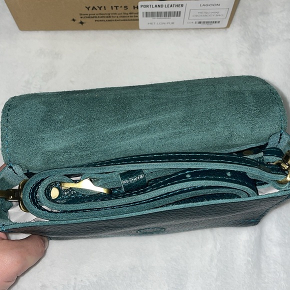 Portland Leather Lagoon Crossbody Bag - Picture 8 of 15